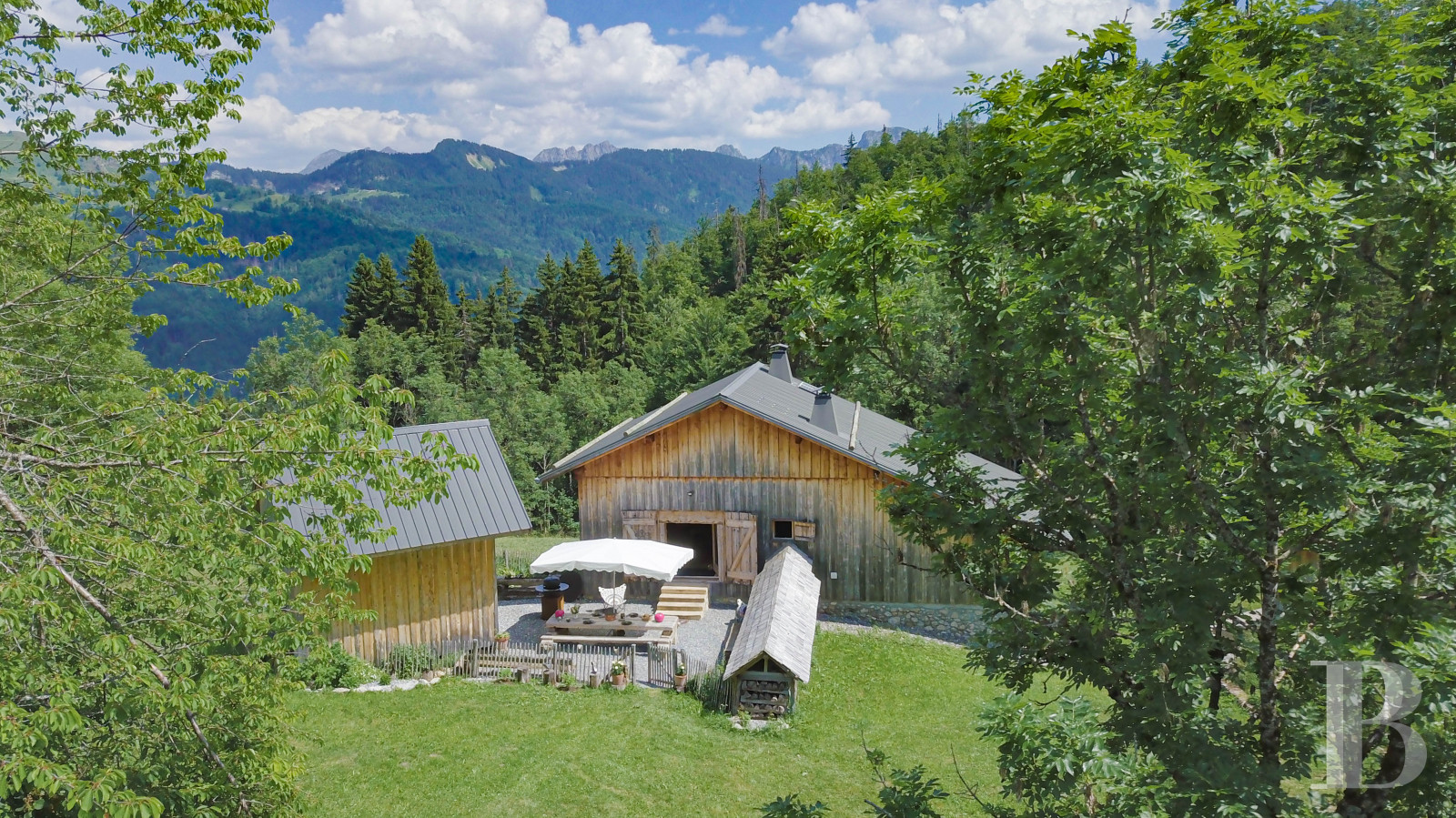 A traditional chalet barn surrounded by alpine pastures in Haute-Savoie, not far from Morzine - photo  n°37